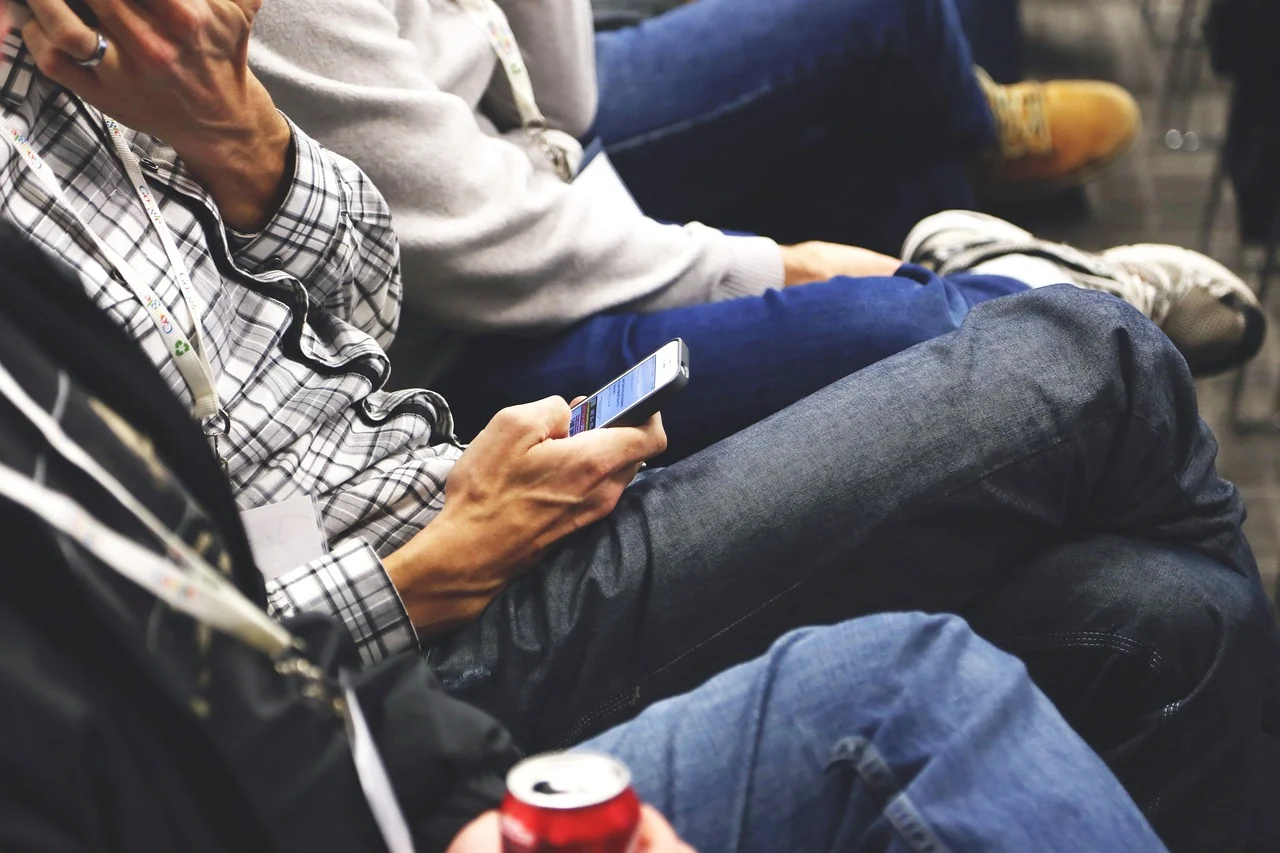 Dlaczego potrzebujesz strony internetowej? - smartphone 593321 1280.jpg - Ozum