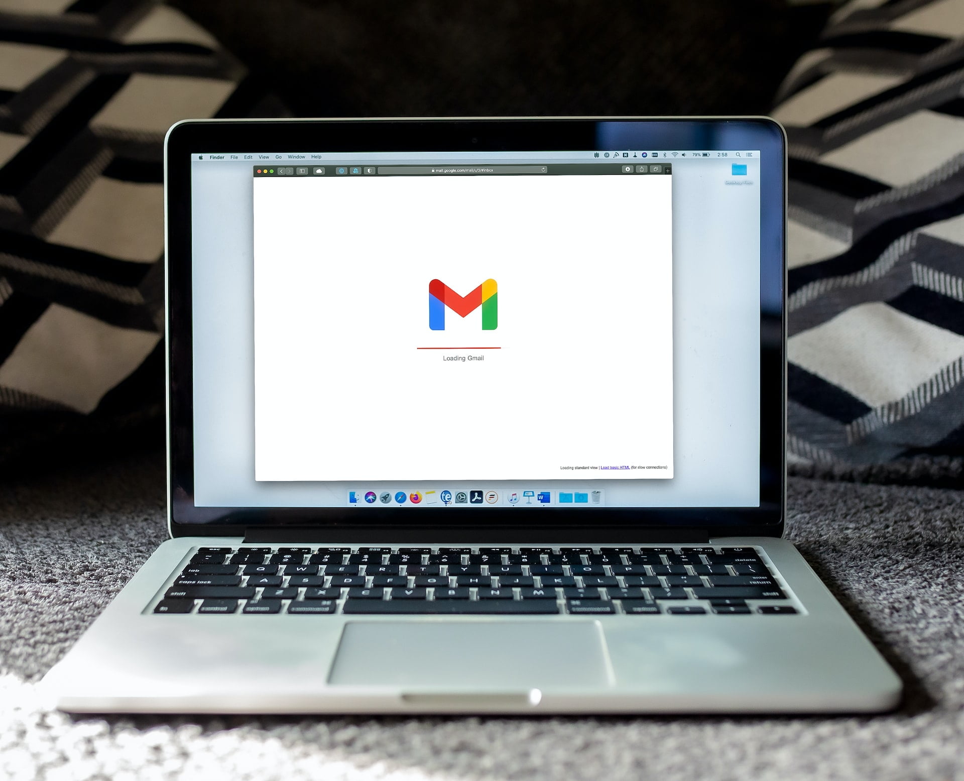 Co to jest e-mail marketing i jak z niego korzystać? - solen feyissa TaOGbz S Qw unsplash - Ozum